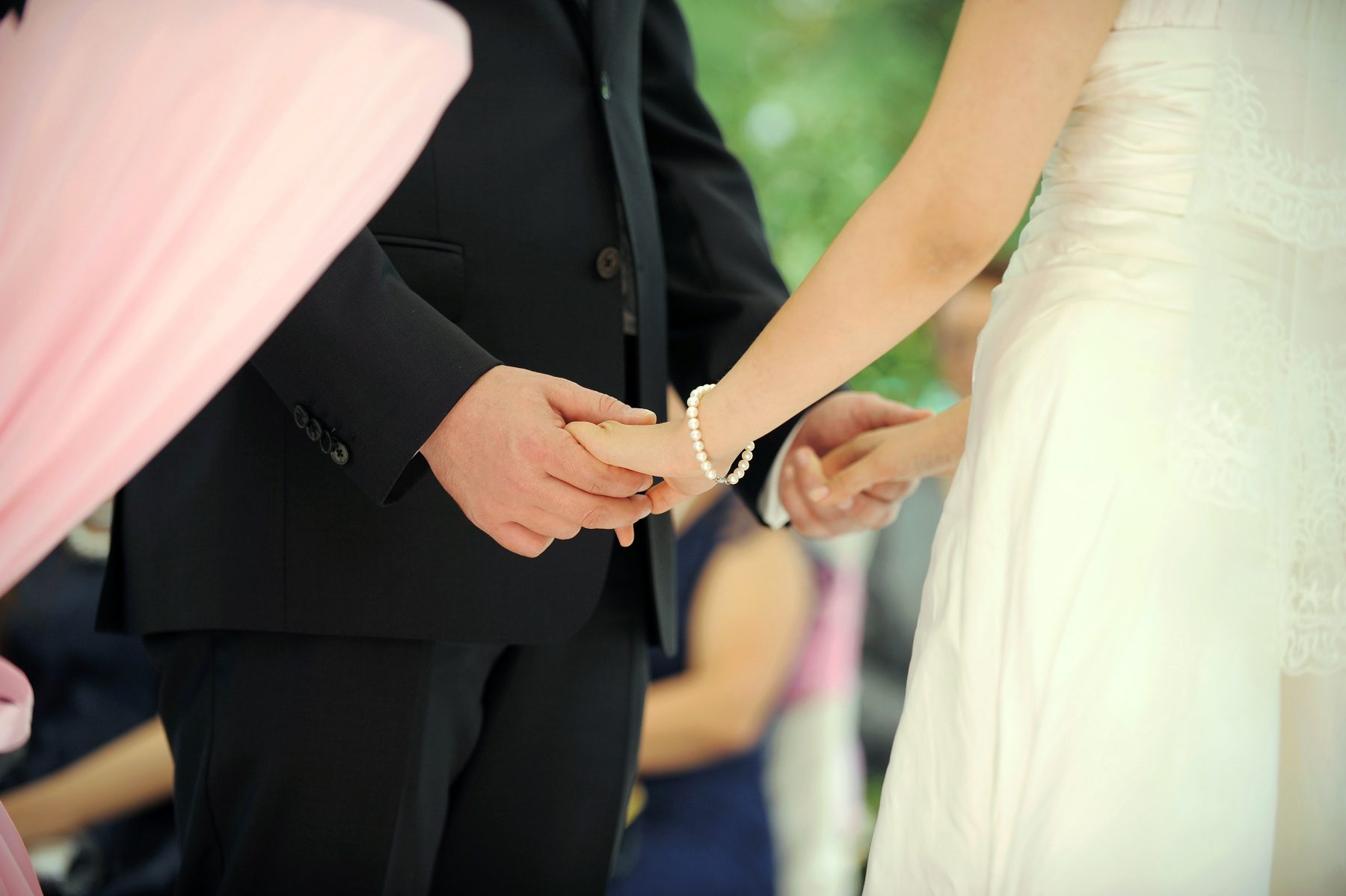 Les mariés se tenant la main pendant leur cérémonie de mariage
